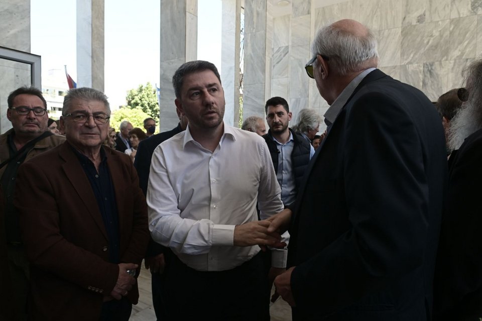 Ο Νίκος Ανδρουλάκης χαιρετά τον Μιλτιάδη Παπαϊωάννου, στενό φίλο του Θανάση Τσούρα