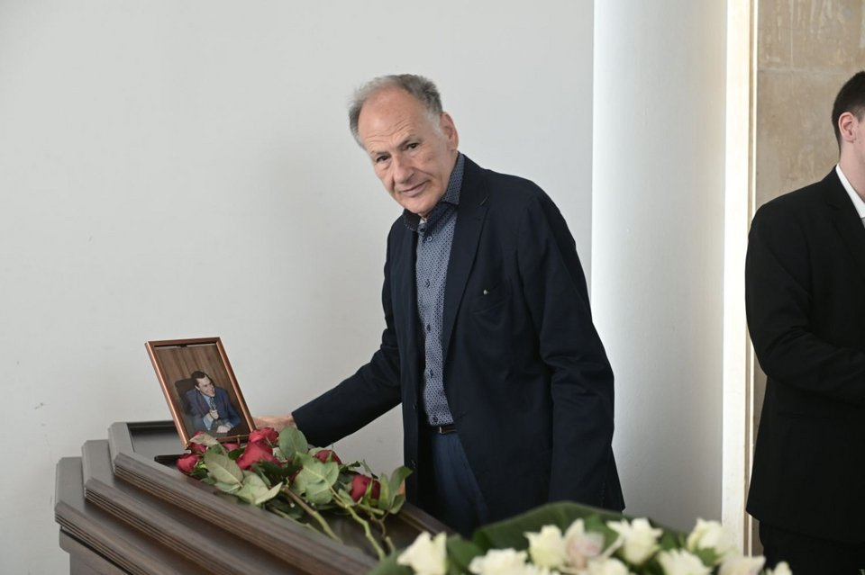 Κώστας Λαλιώτης στην κηδεία του Θανάση Τσούρα