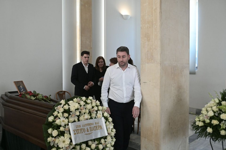 Ο Νίκος Ανδρουλάκης στο φέρετρο του Θανάση Τσούρα