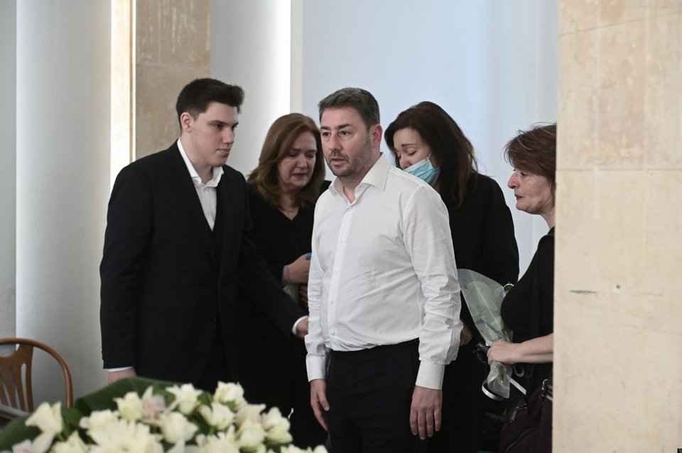 Ο Νίκος Ανδρουλάκης στο φέρετρο του Θανάση Τσούρα, δίπλα στον γιο του Άγγελο και την γυναίκα του Βίλμα