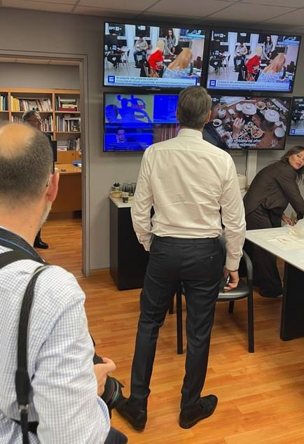 Στο περιθώριο της τηλεμαχίας, ο κυβερνητικός εκπρόσωπος Άκης Σκέρτσος ανέβασε στα social media φωτογραφία του Κυριάκου Μητσοτάκη να παρακολουθεί τηλεόραση