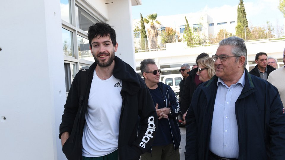 Συνομιλία του Δημήτρη Κουτσούμπα με τον Μίλτο Τεντόγλου στο ΟΑΚΑ