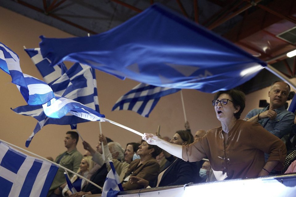 Το κοινό της Άρτας κουνά ελληνικές σημαίες στην ομιλία του Κυριάκου Μητσοτάκη