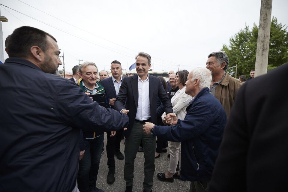 Ο Κυριάκος Μητσοτάκης χαιρετά τον κόσμο που τον προσεγγίζει στην Άρτα