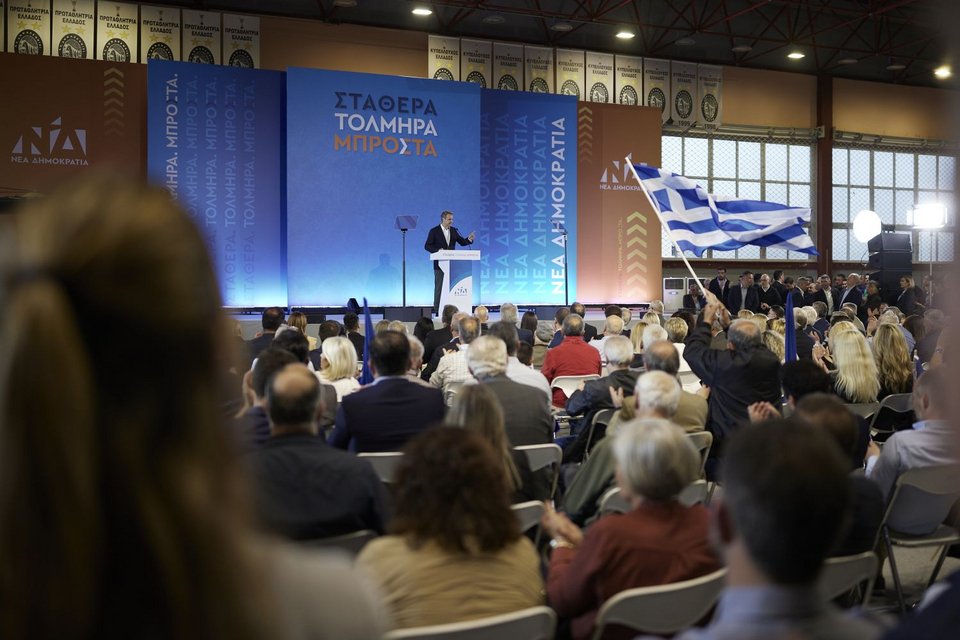 Εκατοντάδες κόσμου υποδέχτηκαν τον πρωθυπουργό στην Άρτα