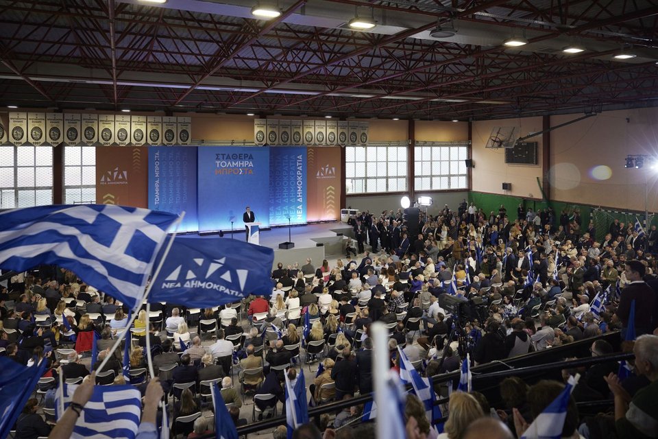 Γεμάτο το αθλητικό κέντρο της Άρτας όπου μίλησε ο Κυριάκος Μητσοτάκης