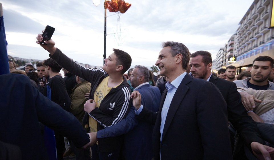Ο πρωθυπουργός, Κυριάκος Μητσοτάκης, βγάζει selfie με έναν νεαρό στη Χαλκίδα