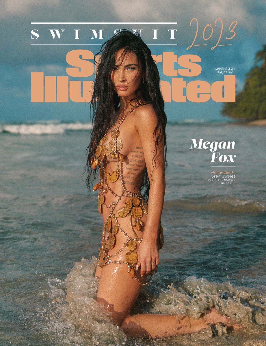 To εξώφυλλο του Sports Illustrated με την Μέγκαν Φοξ να ποζάρει με φόρεμα της Σίλιας Κριθαριώτη
