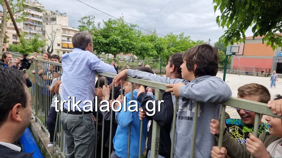 Σε κάγκελα σχολείου ο Μητσοτάκης μίλησε με μαθητές
