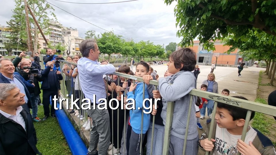 Σε κάγκελα σχολείου ο Μητσοτάκης μίλησε με μαθητές