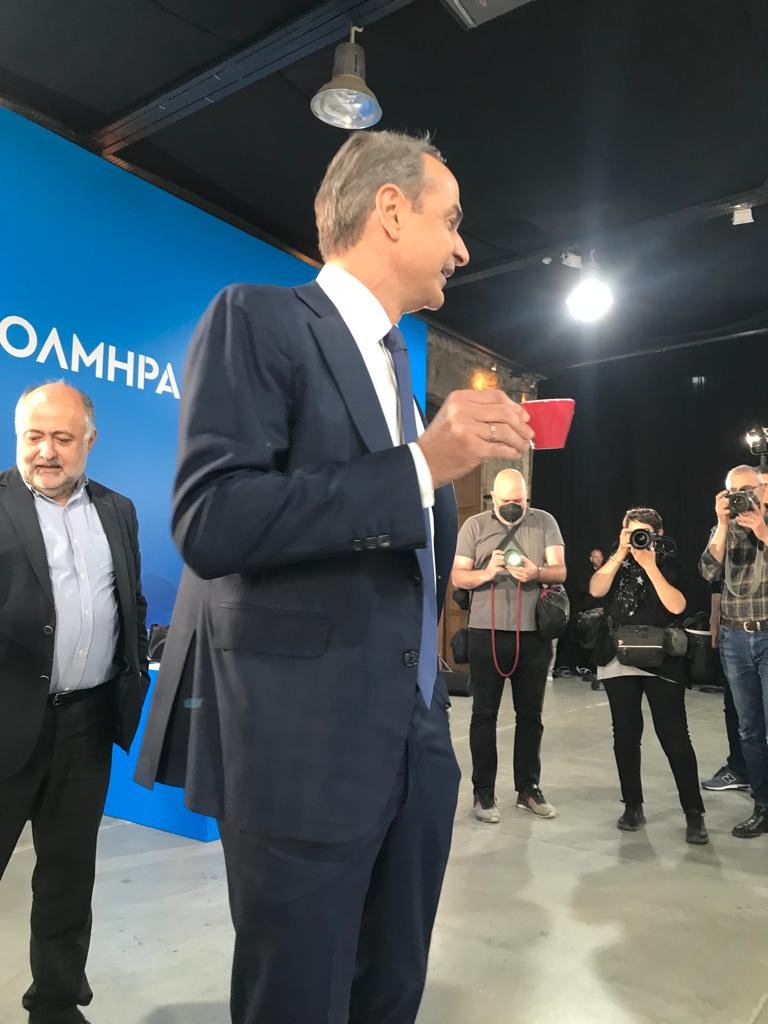 Μια γουλιά καφέ πριν από την έναρξη της διακαναλικής συνέντευξης / Φωτογραφία: iefimerida.gr