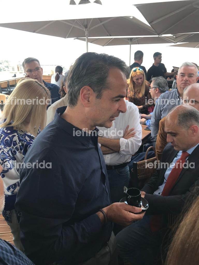 Ο Κυριάκος Μητσοτάκης με πολιτικούς συντάκτες / EUROKINISSI