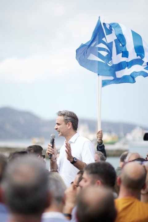 Ο Κυριάκος Μητσοτάκης μιλά σε πολίτες στον Αγιο Νικόλαο