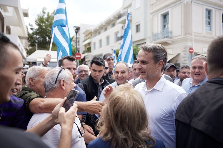 Ο Κυριάκος Μητσοτάκης ακούει πολίτες που του μιλούν