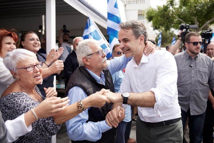 Κάτοικοι του Αγίου Νικολάου υποδέχονται με αγκαλιές τον Κυριάκο Μητσοτάκη