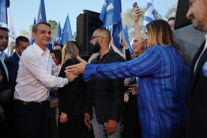 Ο Κυριάκος Μητσοτάκης και η Άννα Ροκοφύλλου στο Θησείο