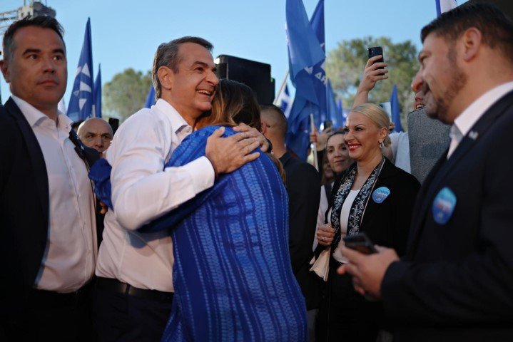 Ο Κυριάκος Μητσοτάκης αγκαλιάζει την υποψήφια στην Α' Αθήνας με τη ΝΔ, Άννα Ροκοφύλλου