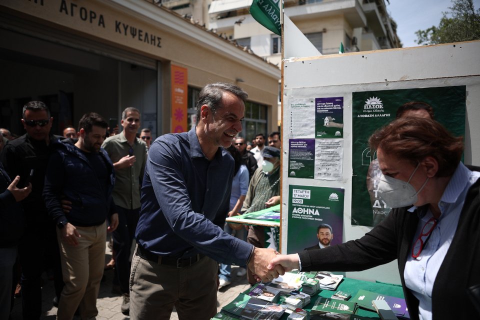 Ο Κυριάκος Μητσοτάκης στο εκλογικό περίπτερο του ΠΑΣΟΚ