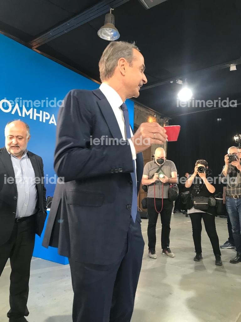 Ο πρωθυπουργός κρατά το κόκκινο φλιτζάνι με το εσπρεσάκι που ζήτησε