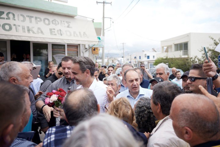 Πολίτες υποδέχονται τον Κυριάκο Μητσοτάκη στον Αγιο Νικόλαο