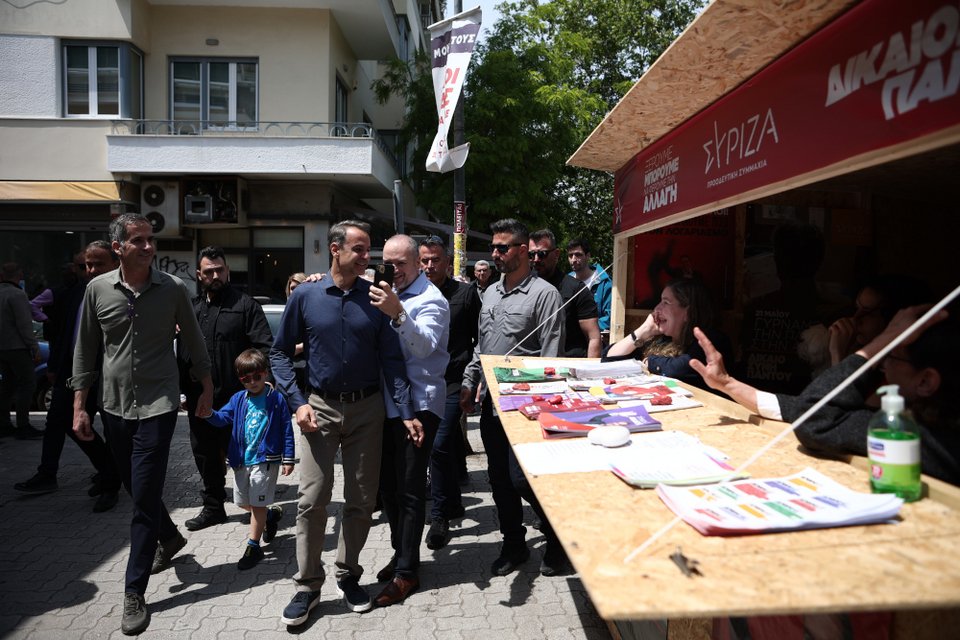 Ο Κυριάκος Μητσοτάκης στο εκλογικό περίπτερο του ΣΥΡΙΖΑ