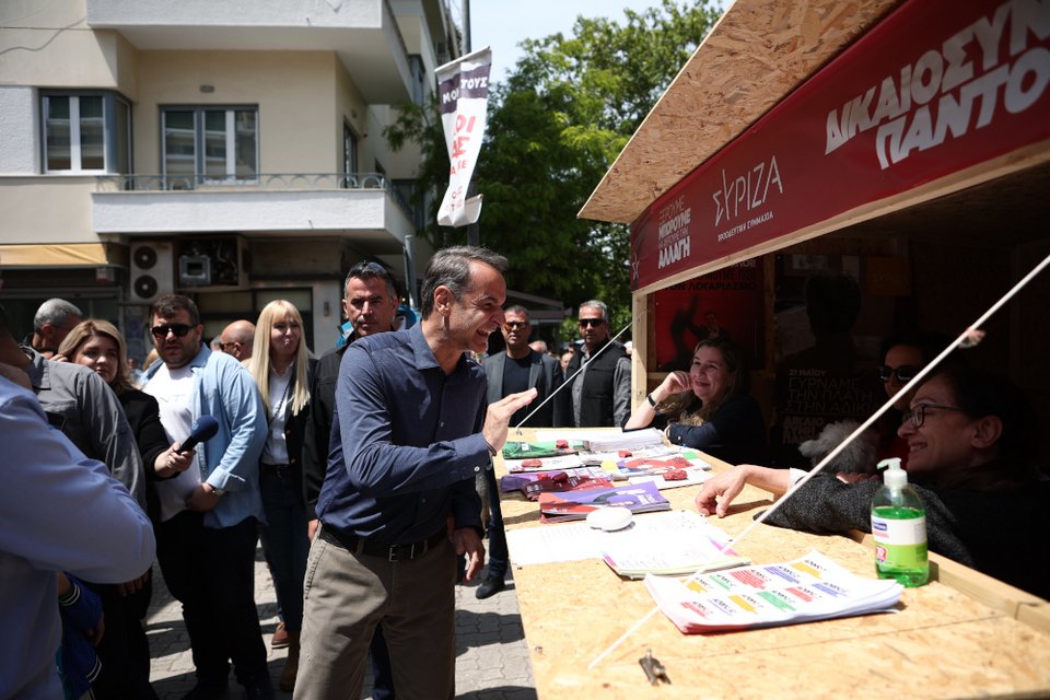 Ο Κυριάκος Μητσοτάκης στο εκλογικό περίπτερο του ΣΥΡΙΖΑ