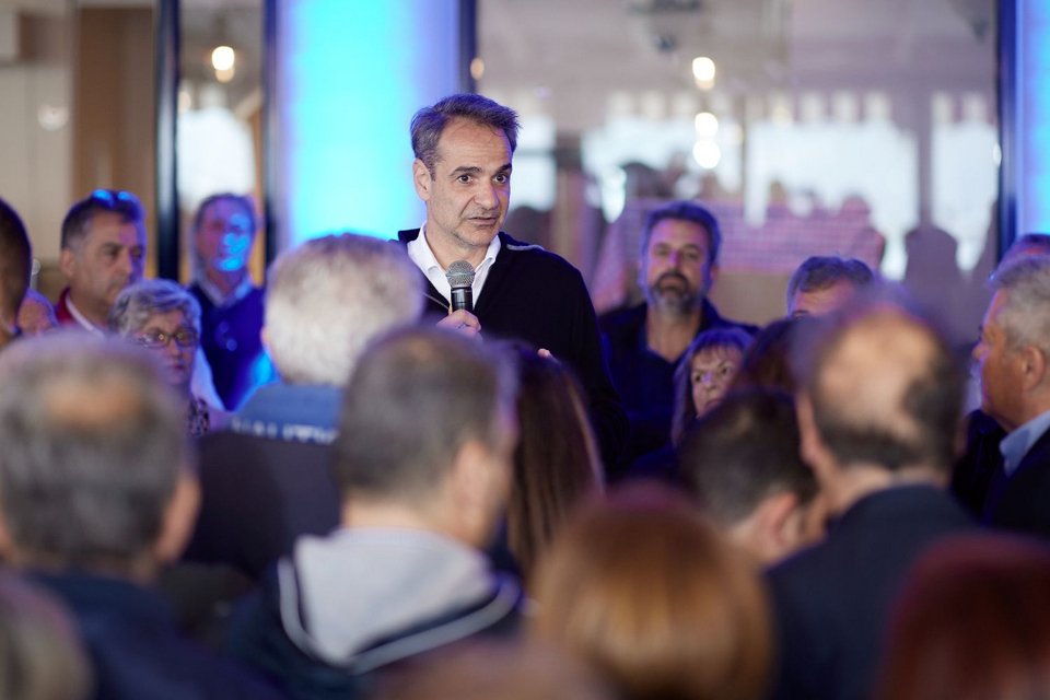 Ο χαιρετισμός του πρωθυπουργού σε συγκέντρωση πολιτών στο Ληξούρι