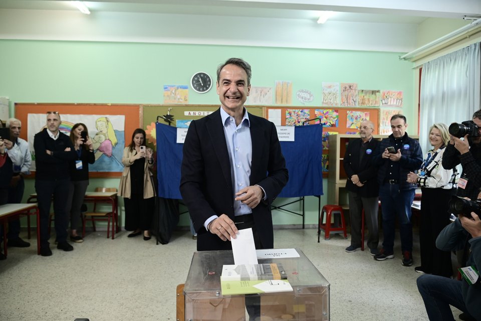 Χαμογελαστός μπροστά στην κάλπη ο Κυριάκος Μητσοτάκης/ Φωτογραφία INTIME NEWS