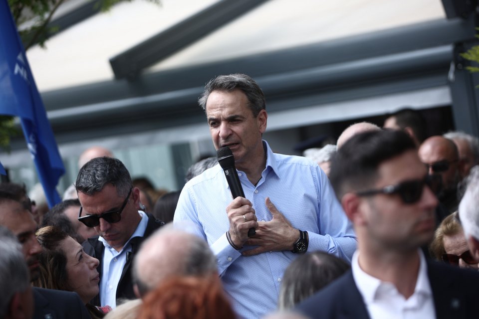 Ο Κυριάκος Μητσοτάκης μιλά σε πολίτες στη Νίκαια