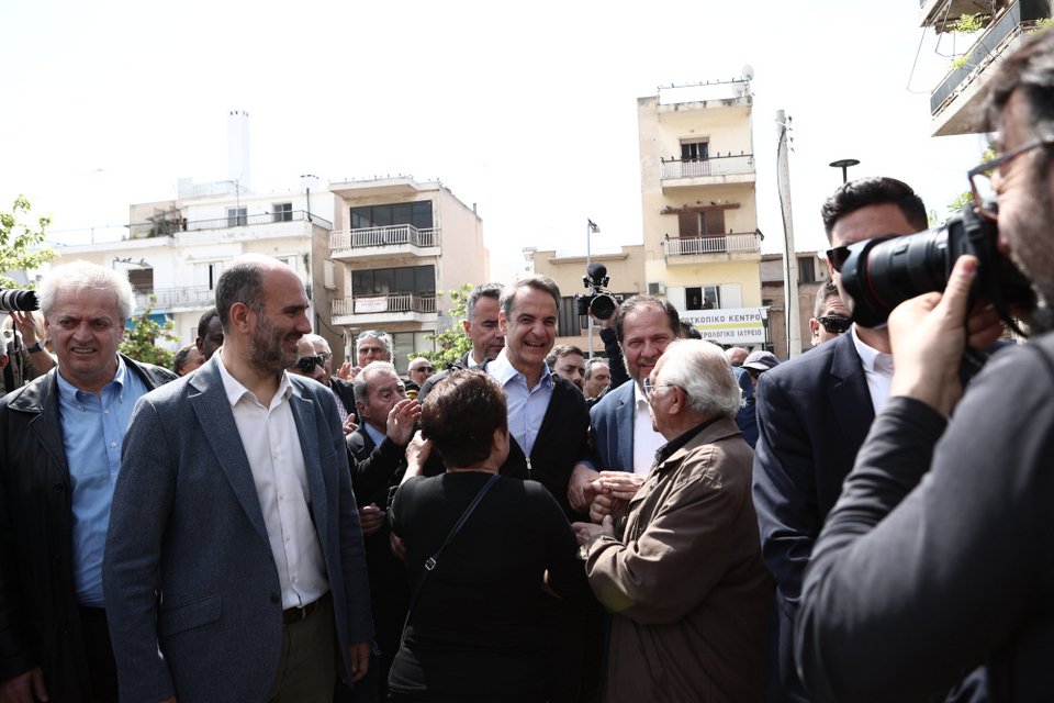 Ο Κυριάκος Μητσοτάκης χαιρετά πολίτες στη Νίκαια