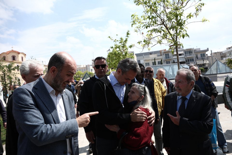 Ο Κυριάκος Μητσοτάκης χαιρετά πολίτες στη Νίκαια