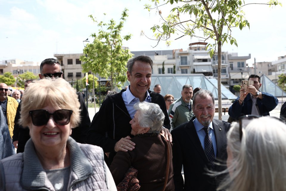 Ο Κυριάκος Μητσοτάκης χαιρετά πολίτες στη Νίκαια