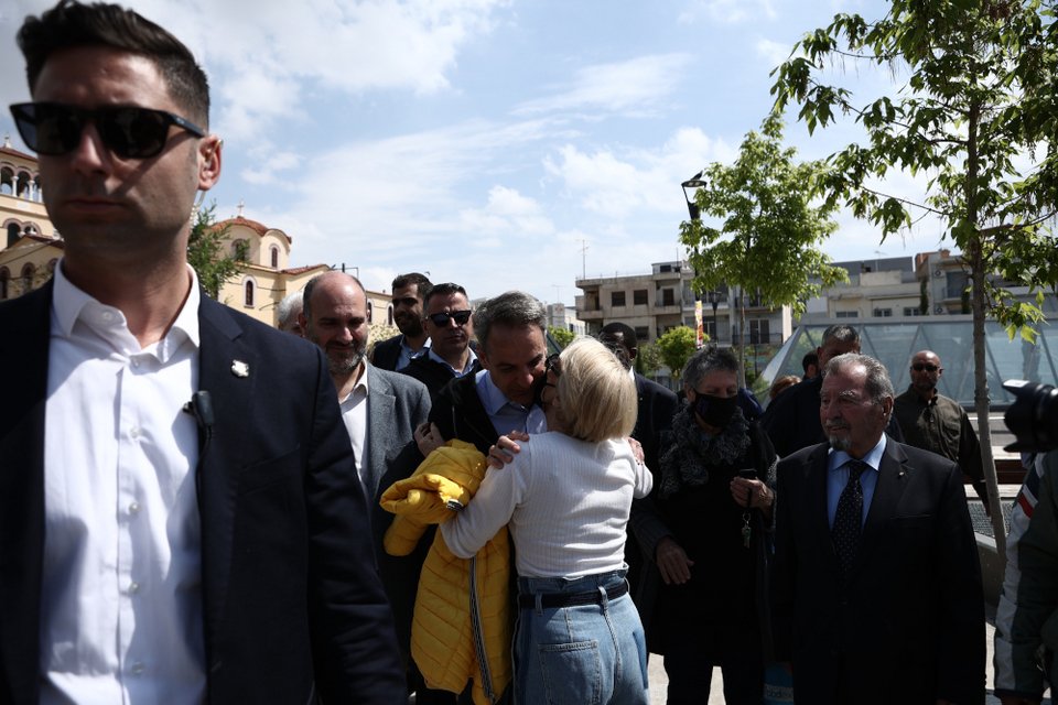 Ο Κυριάκος Μητσοτάκης χαιρετά πολίτες στη Νίκαια