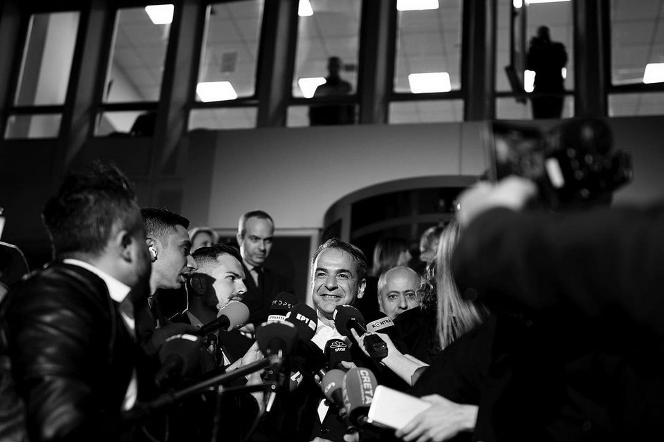 Χαμόγελα στις δηλώσεις μετά το τέλος του ντιμπέιτ -Πίσω του διακρίνεται ο Δημήτρης Τσιόδρας και στο βάθος ο διευθυντής ειδήσεων της ΕΡΤ Γιάννης Τρουπής