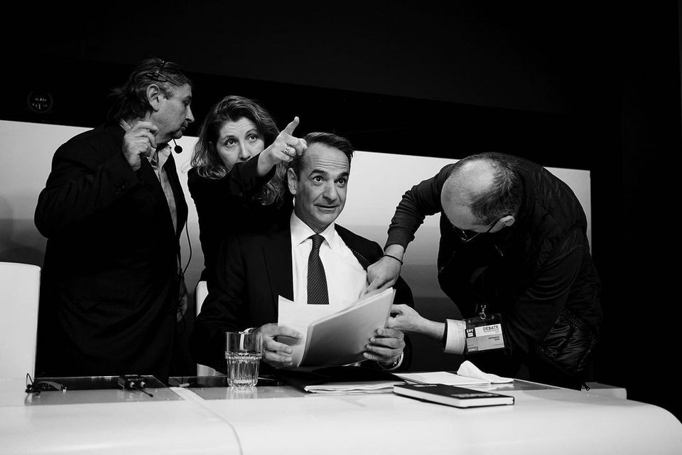 H στιγμή της... καλωδίωσης του πρωθυπουργού Κυριάκου Μητσοτάκη