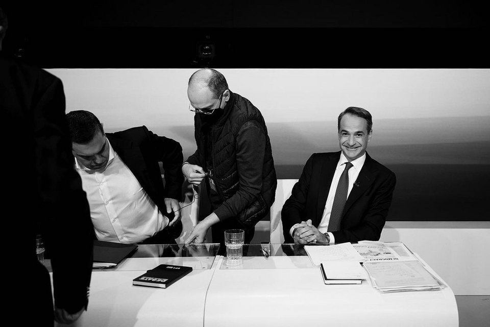 Και η στιγμή της καλωδίωσης του διπλανού του Αλέξη Τσίπρα