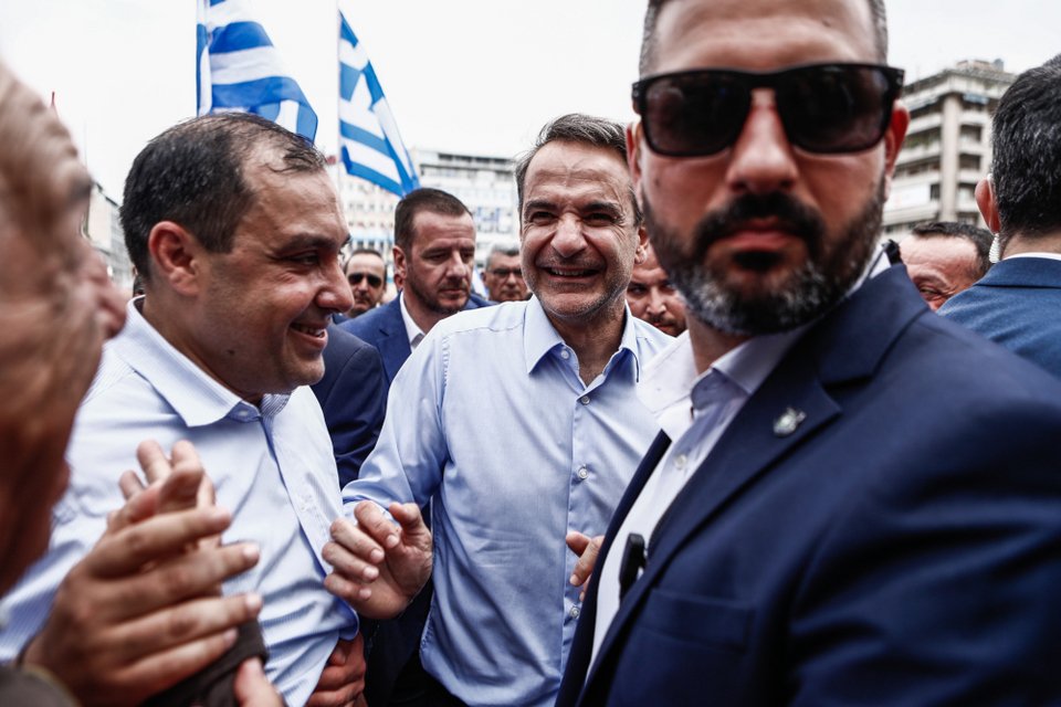 O Κυριάκος Μητσοτάκης χαιρετά πολίτες στον Πειραιά