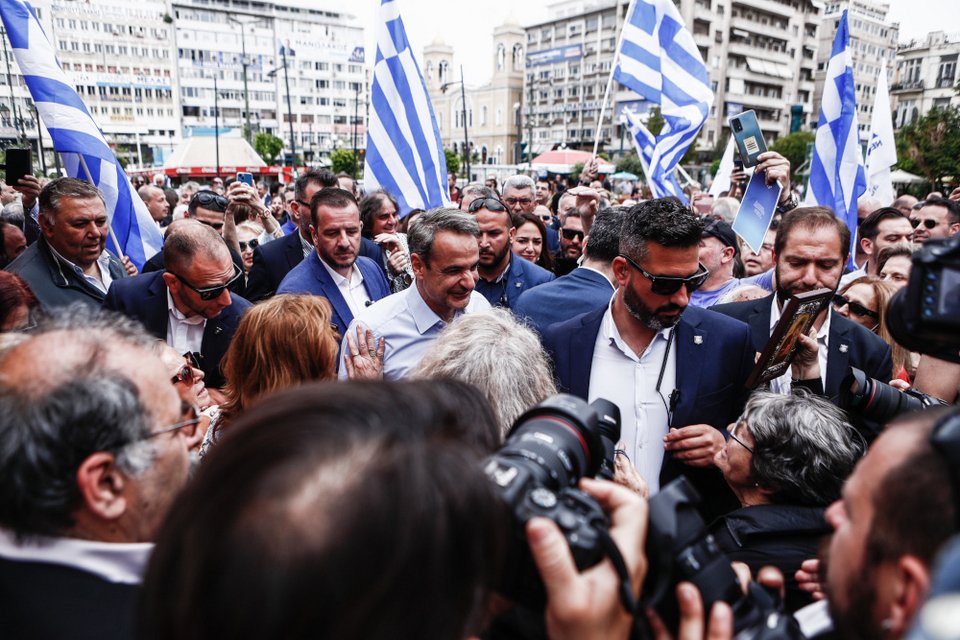 O Κυριάκος Μητσοτάκης χαιρετά πολίτες στον Πειραιά