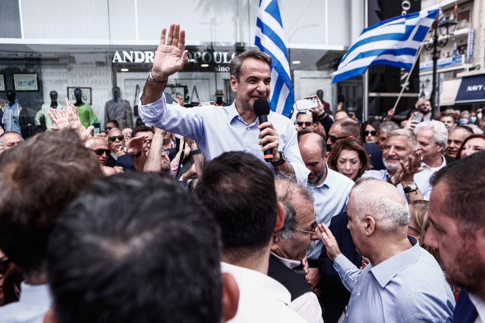 O Κυριάκος Μητσοτάκης μιλά σε πολίτες του Πειραιά