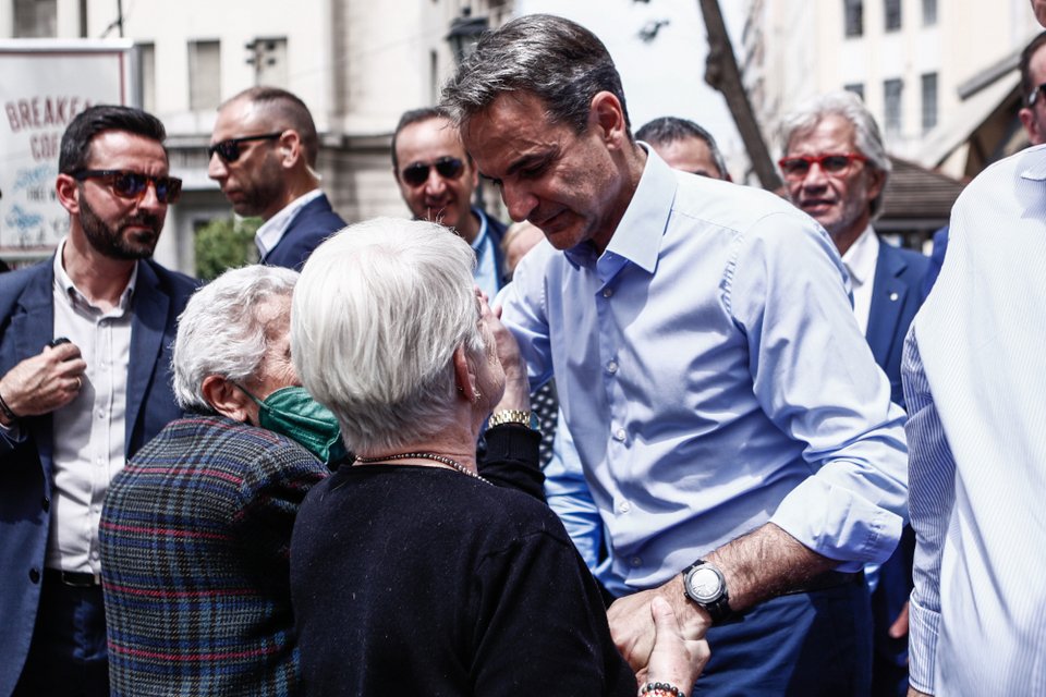 O Κυριάκος Μητσοτάκης χαιρετά πολίτες στον Πειραιά