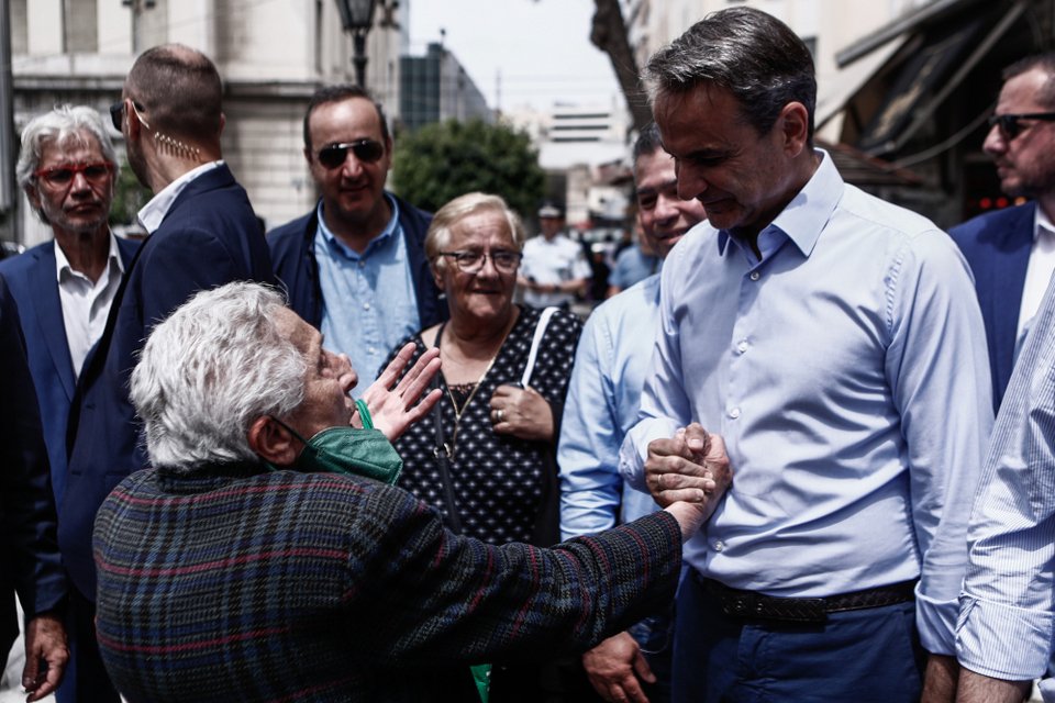 O Κυριάκος Μητσοτάκης χαιρετά πολίτες στον Πειραιά
