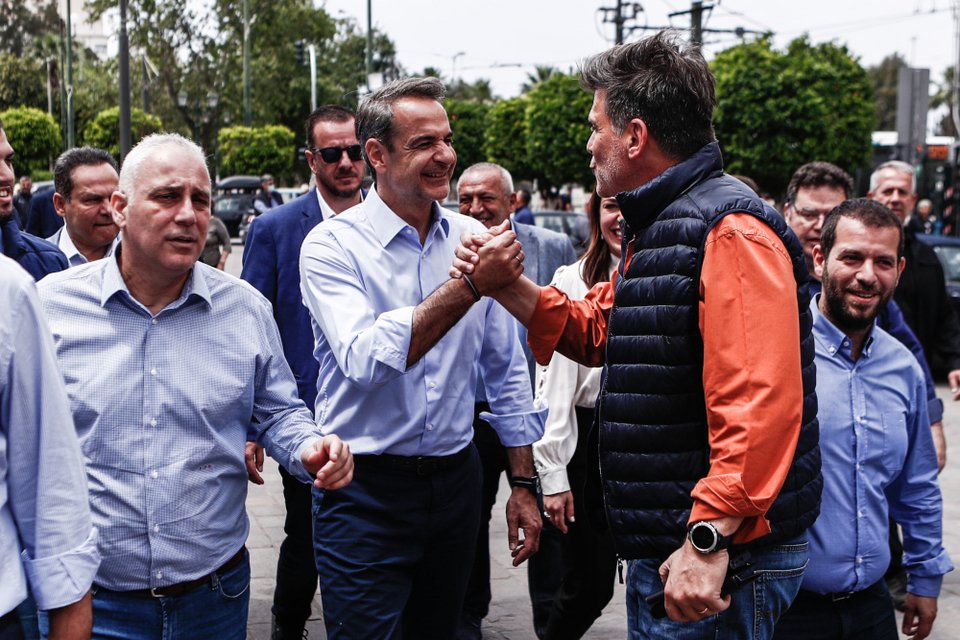 O Κυριάκος Μητσοτάκης χαιρετά πολίτες στον Πειραιά