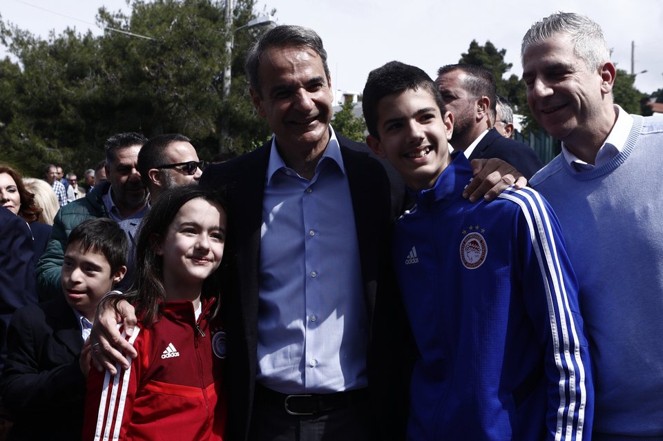 Άνθρωποι όλων των ηλικιών περίμεναν τον Κυριάκο Μητσοτάκη έξω από το εκλογικό κέντρο στην Κηφισιά/ Φωτογραφία Eurokinissi