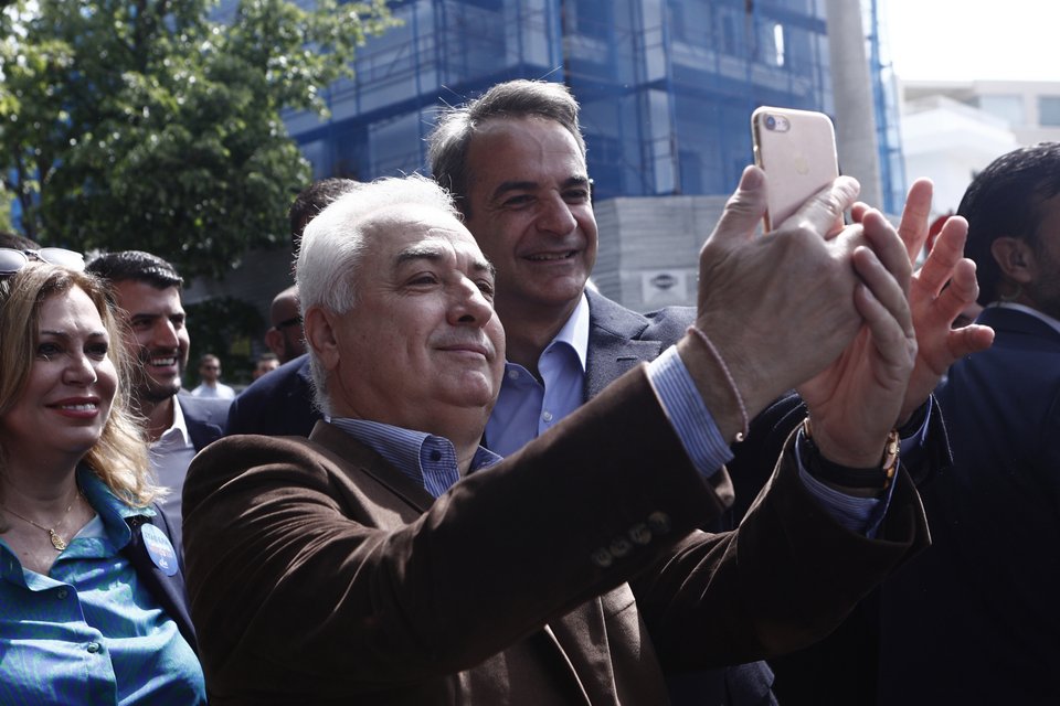 Ο Κυριάκος Μητσοτάκης δεν αρνήθηκε να φωτογραφηθεί με τους πολίτες/ Φωτογραφία Eurokinissi