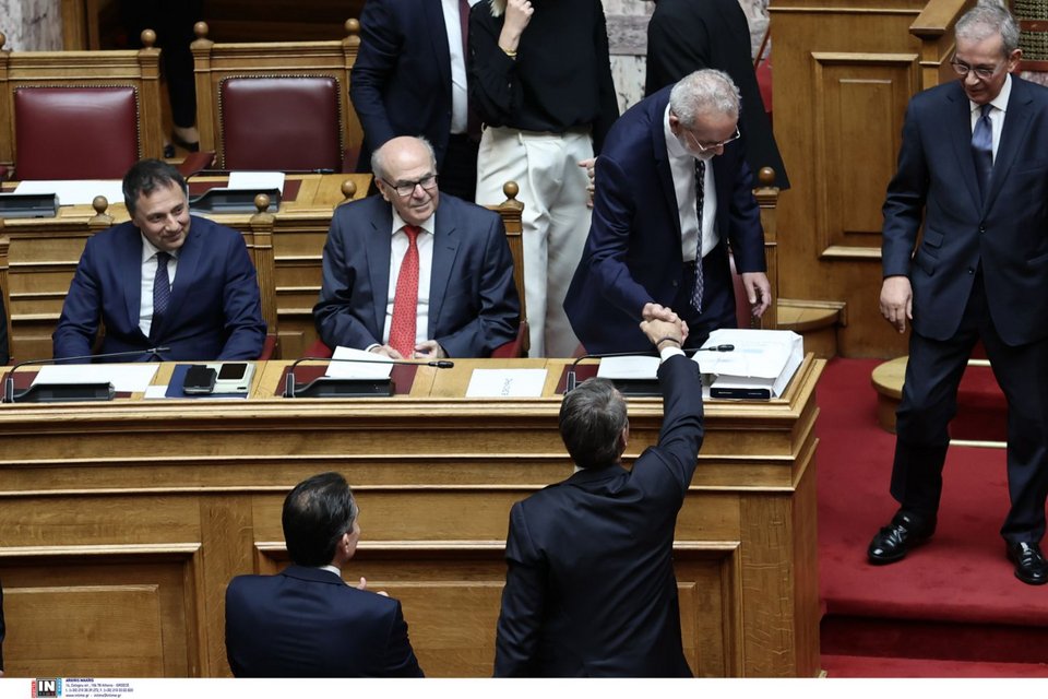 Χειραψία του Κυριάκου Μητσοτάκη με τον πρωθυπουργό Ιωάννη Σαρμά