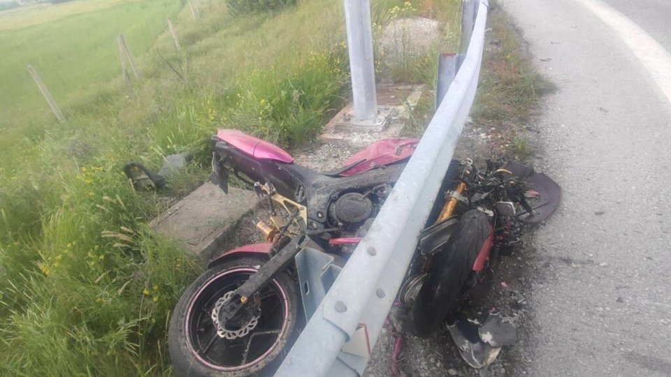 Μηχανή κάτω από προστατευτική μπάρα στη Κοζάνη μετά από δυστύχημα