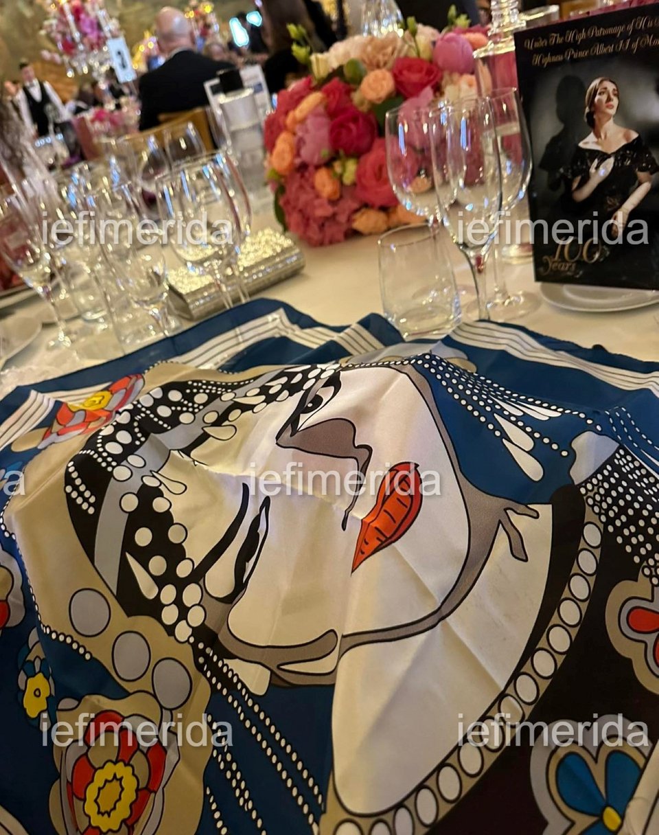 Το μαντήλι με τη μορφή της Μαρίας Κάλλας