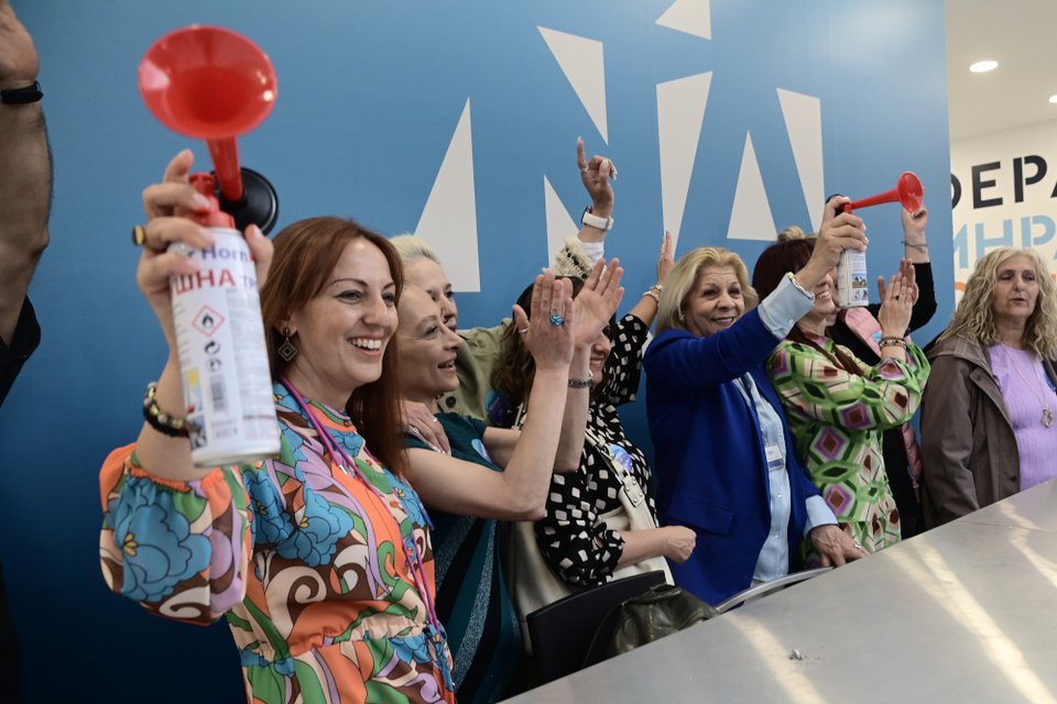 Ξέσπασαν σε χειροκροτήματα στη ΝΔ μετά το exit poll / EUROKINISSI
