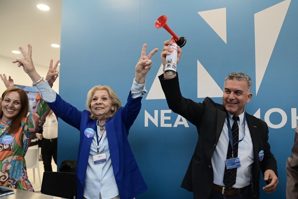 Ξέσπασαν σε χειροκροτήματα στη ΝΔ μετά το exit poll / EUROKINISSI