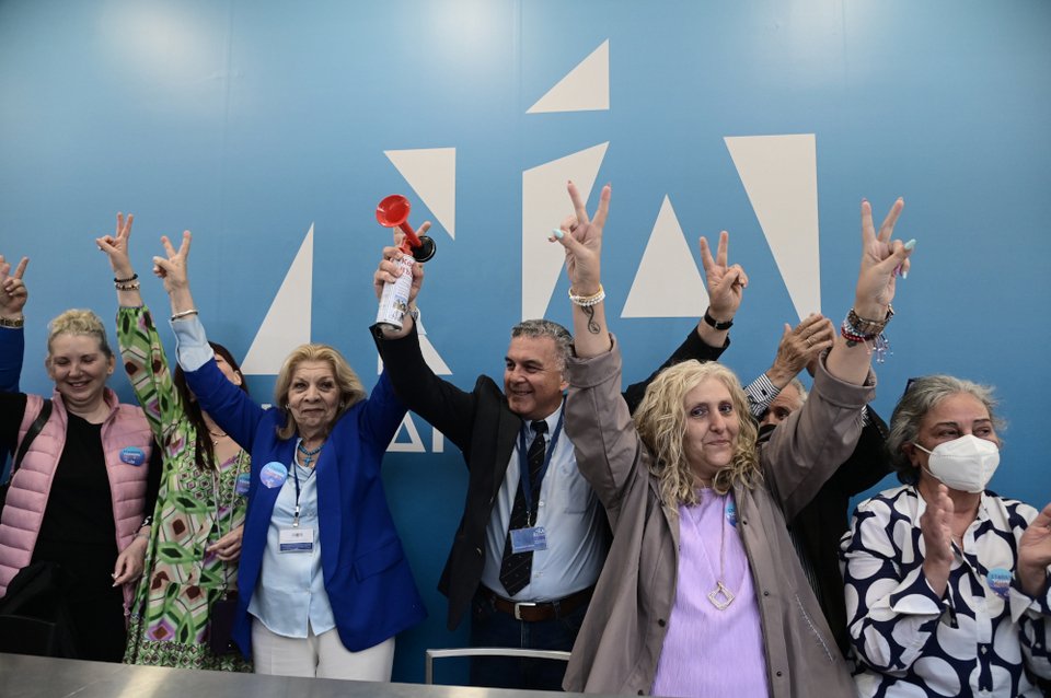 Ξέσπασαν σε χειροκροτήματα στη ΝΔ μετά το exit poll / EUROKINISSI